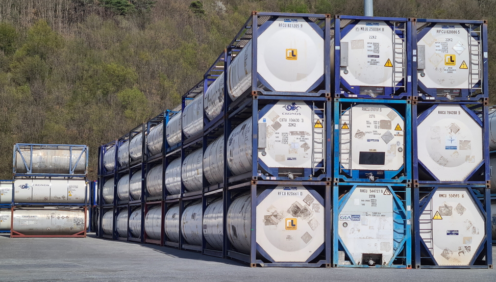 Tank container accatastati nel deposito Genoa Tank